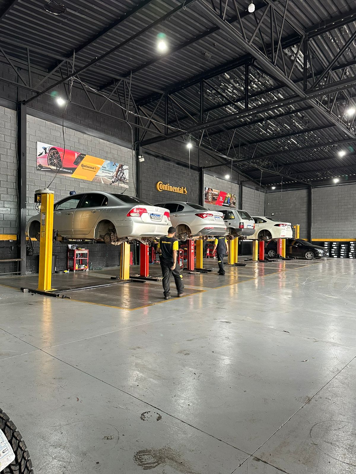 Interior da loja Chaim Pneus com elevadores profissionais