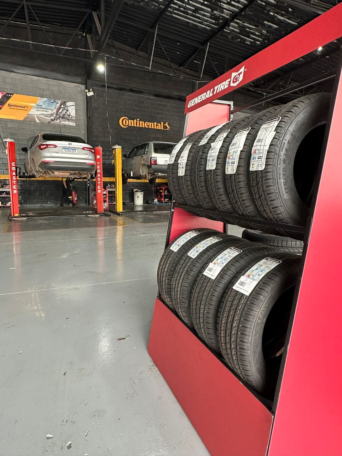 Prateleira de pneus novos na Chaim Pneus Contagem