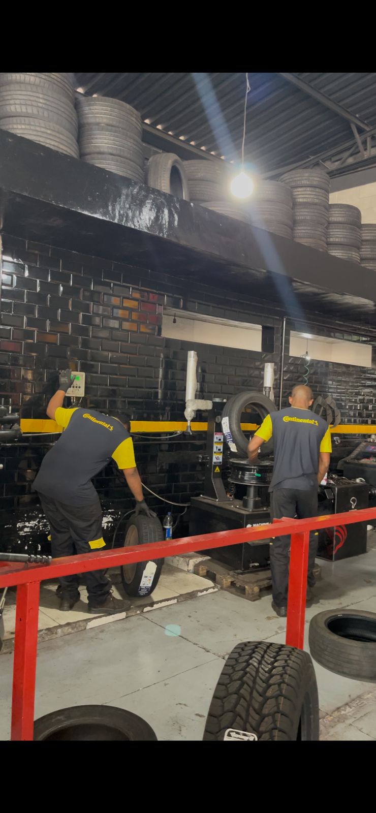 Equipe Chaim Pneus em uniforme Continental